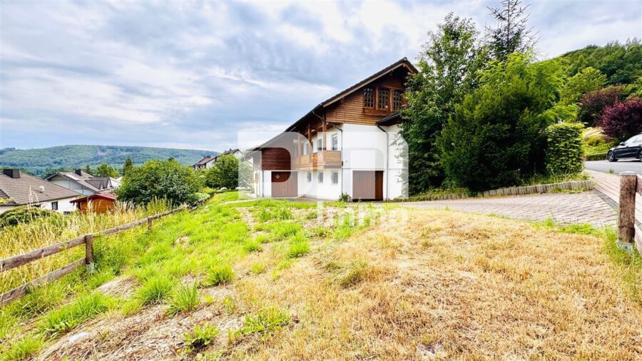 Hochwertiges 1-2 Familienhaus mit großem Garten in erhobener Ortsrandlage mit Panoramablick - Großes Grundstück